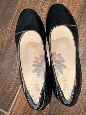 Taos Debut Black Leather Low Heel Comfort Slip On Pumps Size 6